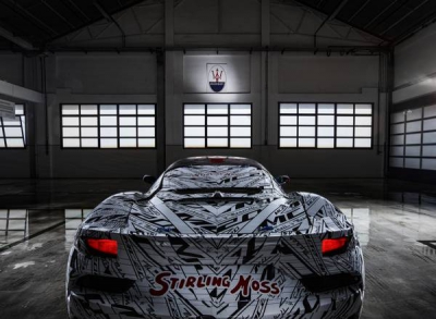 Maserati draagt uniek MC20 prototype op aan Sir Stirling Moss
