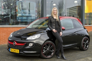 Opel overhandigt ADAM aan winnares Holland&#039;s Next Topmodel