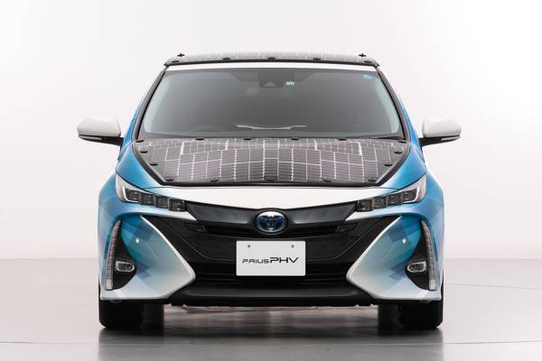Toyota test deels op zonne energie rijdende Prius groningen 02
