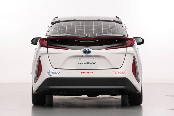 Toyota test deels op zonne energie rijdende Prius groningen 03