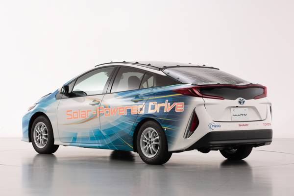 Toyota test deels op zonne energie rijdende Prius groningen 05