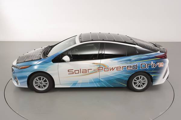 Toyota test deels op zonne energie rijdende Prius groningen 06