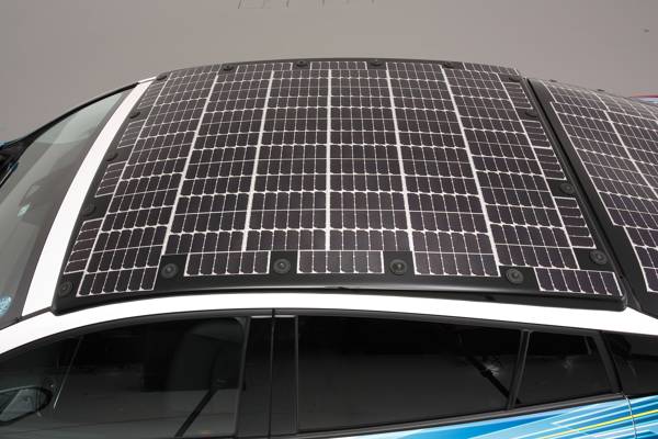 Toyota test deels op zonne energie rijdende Prius groningen 07