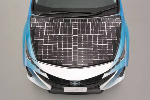 Toyota test deels op zonne energie rijdende Prius groningen 08