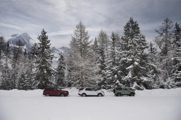 03 Land Rover Defender in de sneeuw groningen