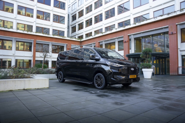 De Transit Custom Black Platinum: praktisch, luxe en stoer