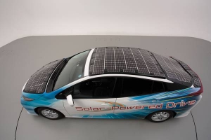 Toyota test deels op zonne-energie rijdende Prius