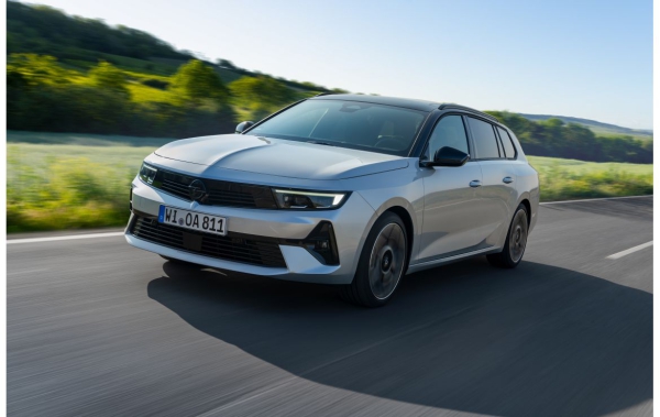 Opel Astra Sports Tourer Hybrid komt ver op een volle tank