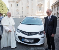 Paus neemt Opel Ampera-e in ontvangst