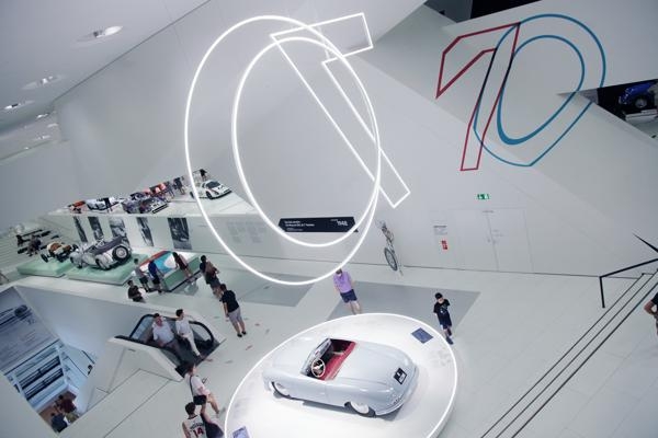 Tentoonstelling ‘70 jaar sportwagens van Porsche’ is ultieme tussenstop in Stuttgart