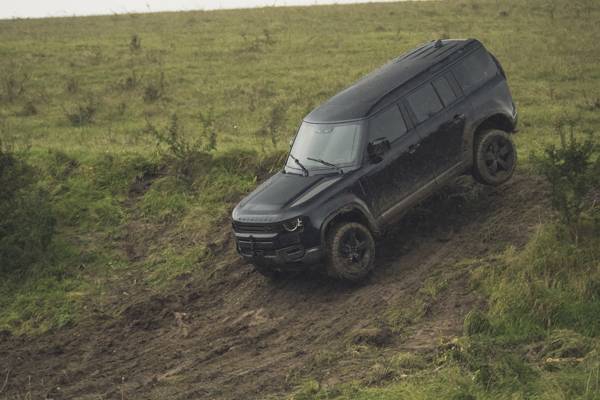Nieuwe Land Rover Defender tot het uiterste gedreven in nieuwe James Bond-film No Time To Die