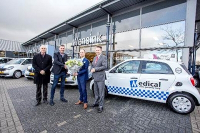 Wim Feenstra, directeur van Medical Groep (tweede van links), ontvangt de sleutels van de nieuwe smarts forfour uit handen van Daniël Rosema van Wensink Groningen (tweede van rechts). Ook Frans Kroon (rechts) van Mercedes-Benz Nederland en Lars Jongen (links) van Noordlease waren bij de overhandiging aanwezig