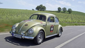 Volkswagen met twee klassieke Kevers in de Mille Miglia